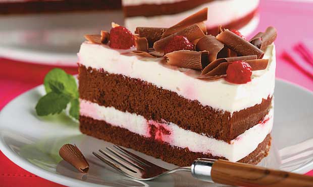 Bolo de chocolate com iogurte e cereja Bolo de chocolate com iogurte e cereja