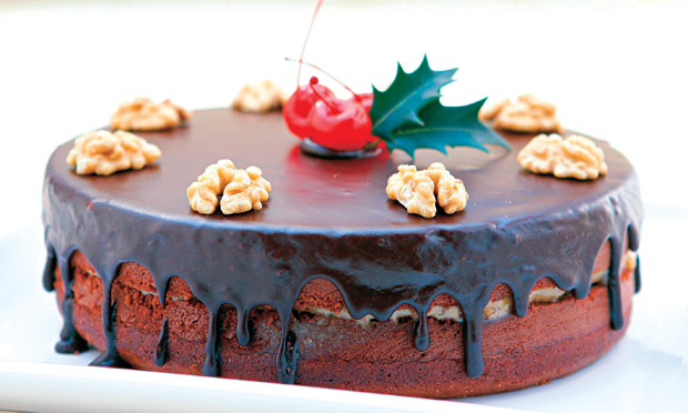 Bolo de chocolate com recheio de nozes