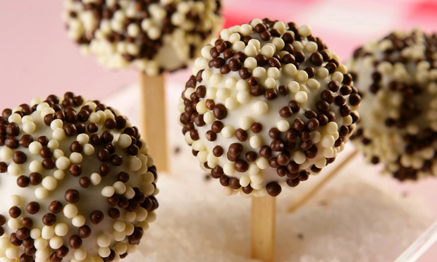 Bolo de chocolate no palito Bolo de chocolate no palito