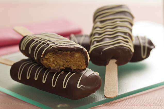 Bolo de chocolate no palito Bolo de chocolate no palito