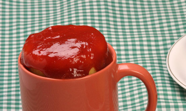 Bolo de fubá com goiabada na caneca Bolo de fubá com goiabada na caneca