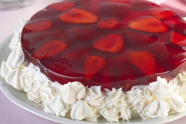 Bolo de gelatina e suspiro Bolo de gelatina e suspiro