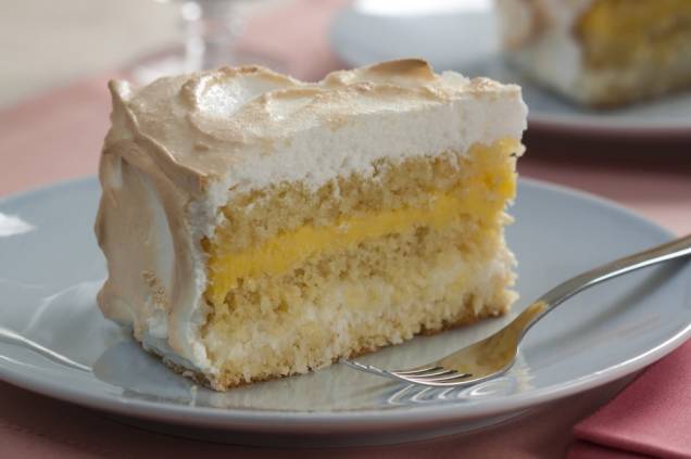 Bolo de laranja com recheio de coco e baba-de-moça Bolo de laranja com recheio de coco e baba-de-moça