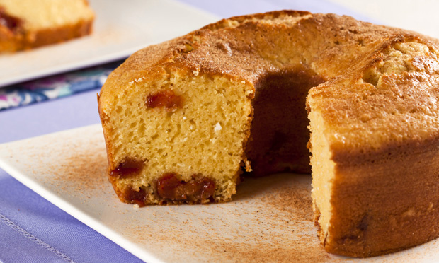 Bolo de liquidificador com fubá e goiabada