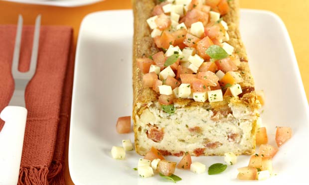 Bolo de queijo coalho com tomate