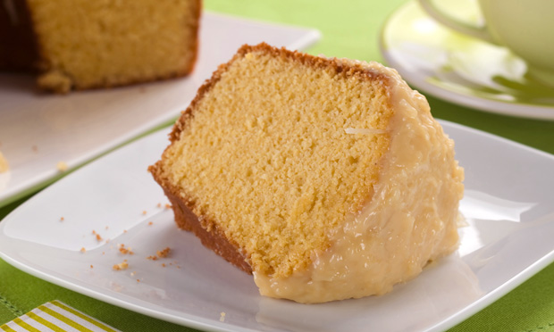 Bolo de fubá com cobertura de beijinho