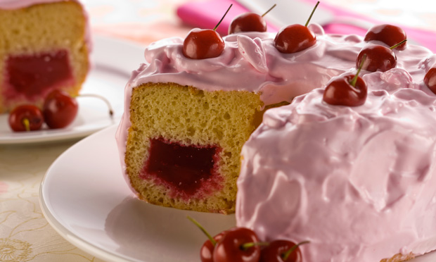 Bolo com gelatina e marshamallow de cereja