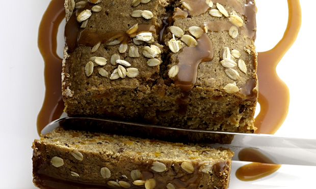 Bolo integral com damasco seco e calda toffee Bolo integral com damasco seco e calda toffee