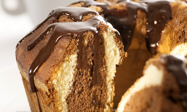 Bolo mármore com calda de chocolate Bolo mármore com calda de chocolate