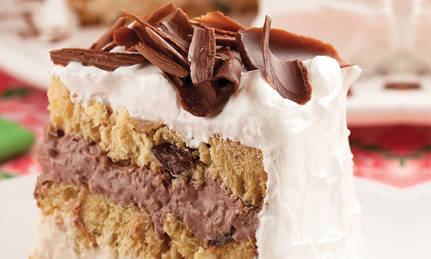 Bolo de panetone com recheio de coco e chocolate