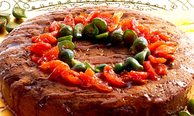 Bolo de tâmara e café com calda de damasco