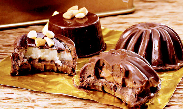 Bombom de beijinho e creme de avelã Bombom de beijinho e creme de avelã
