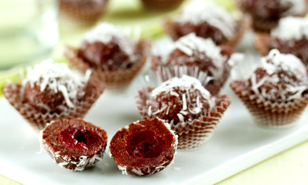 Bombom de coco, biscoito e cereja Bombom de coco, biscoito e cereja