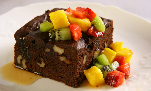 Brownie de chocolate em pó com frutas