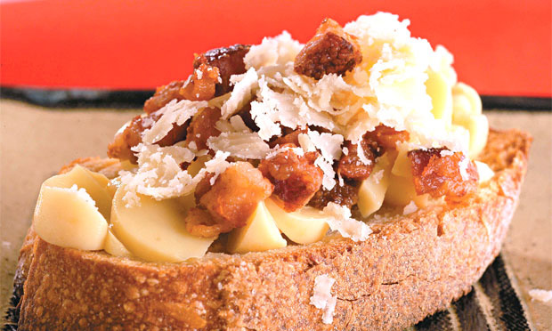 Bruschetta de provolone e bacon Bruschetta de provolone e bacon