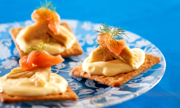 Canapé de alcachofra com salmão defumado