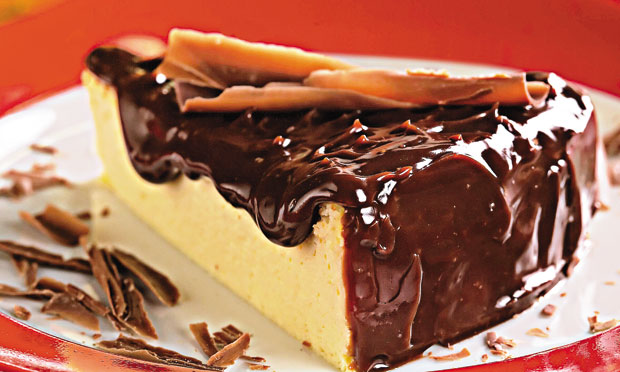 Cheesecake com cobertura de chocolate