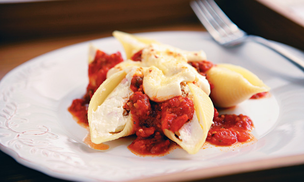 Conchiglione de ricota com damasco e peito de peru defumado Conchiglione de ricota com damasco e peito de peru defumado
