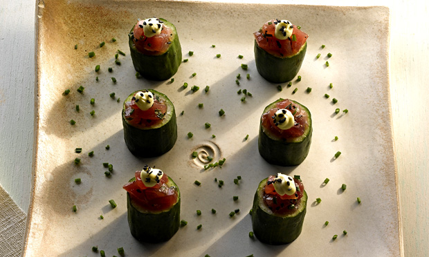 Copinho de pepino com atum e gergelim Copinho de pepino com atum e gergelim
