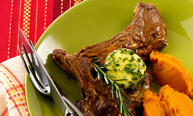 Cordeiro com manteiga temperada e purê Cordeiro com manteiga temperada e purê