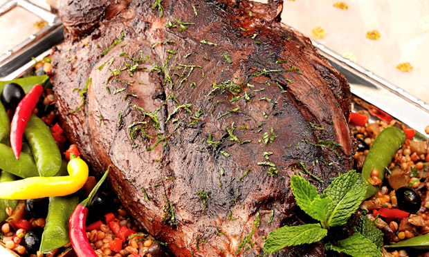 Cordeiro com refogado de trigo em grãos e berinjela Cordeiro com refogado de trigo em grãos e berinjela