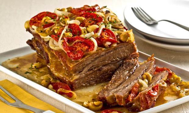 Costela desossada assada com tomate, cebola e cogumelo
