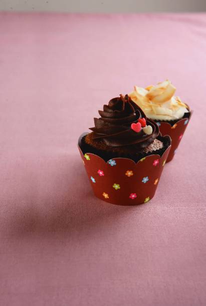 Cupcake com cobertura de chocolate