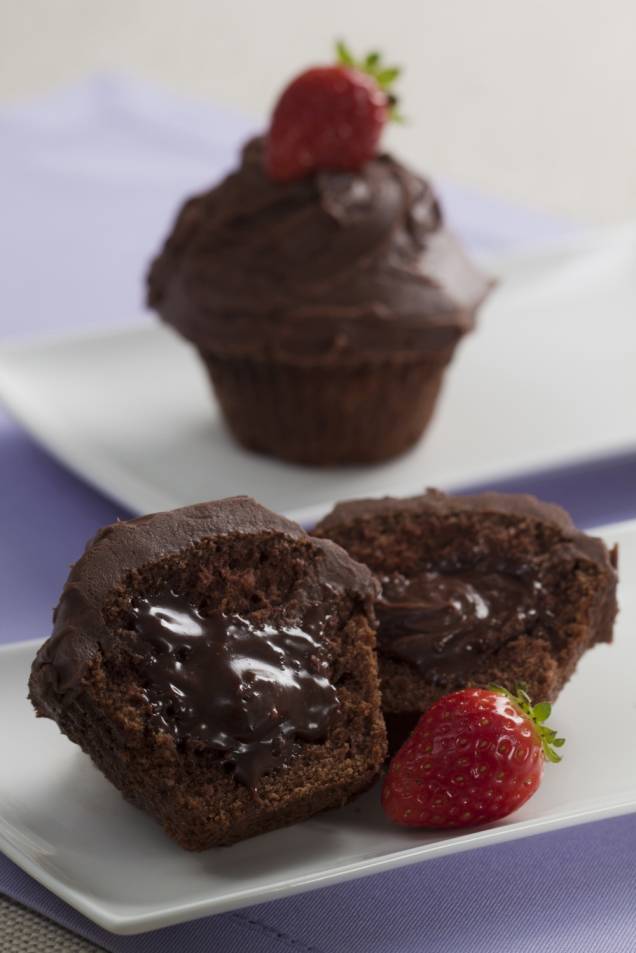Cupcake surpresa com recheio de chocolate Cupcake surpresa com recheio de chocolate