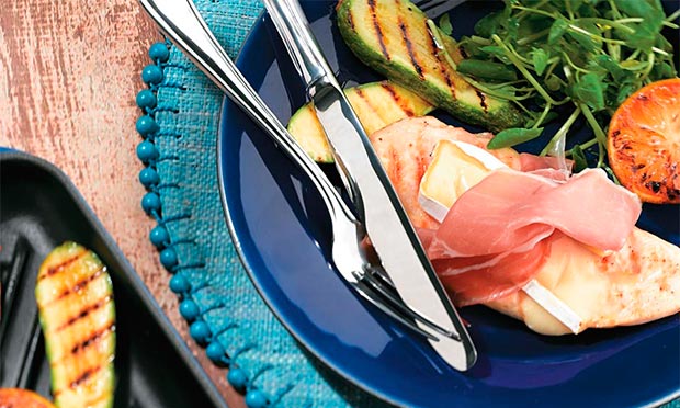 Filé de frango à cordon bleu com abobrinha grelhada: faça a delícia francesa! Filé de frango à cordon bleu com abobrinha grelhada: faça a delícia francesa!