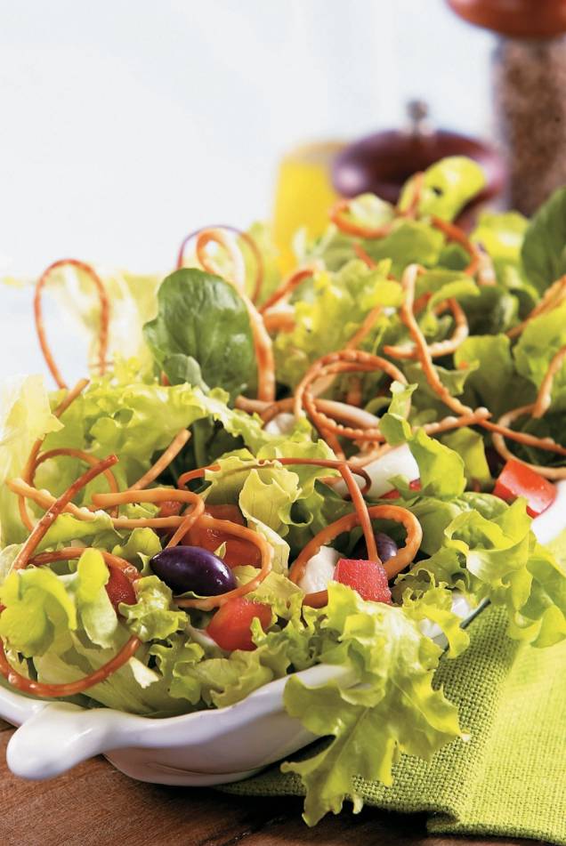 Salada com massa de pastel Salada com massa de pastel