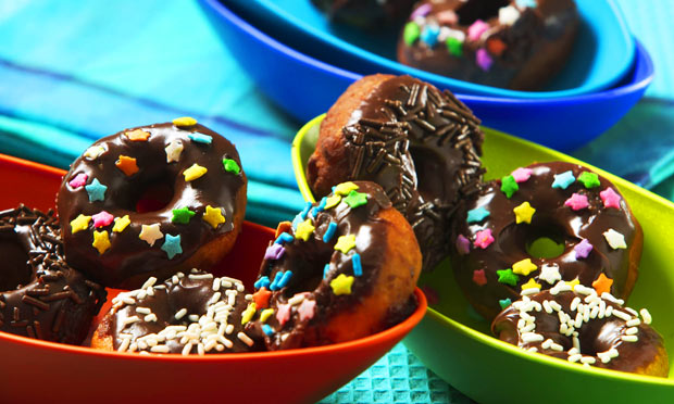 Donuts com cobertura de chocolate Donuts com cobertura de chocolate