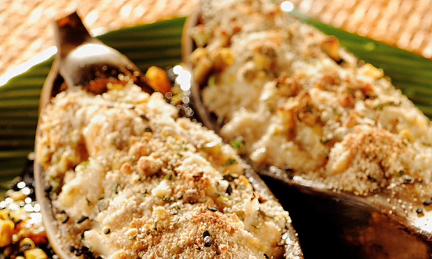 Embarcação de robalo, banana e damasco com queijo brie e crosta de pistache Embarcação de robalo, banana e damasco com queijo brie e crosta de pistache