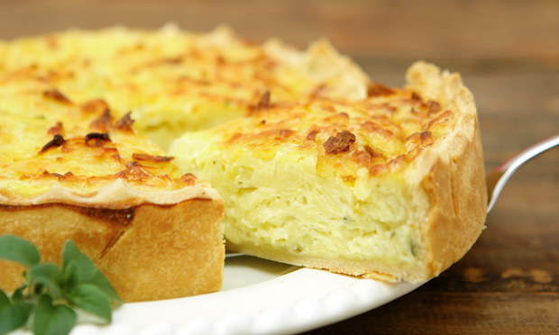 Empadão de queijo coalho e manjerona