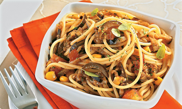 Espaguete ao Molho de Berinjela Espaguete ao Molho de Berinjela