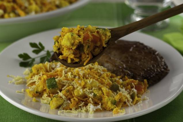 Farofa especial de legumes e ovos Farofa especial de legumes e ovos