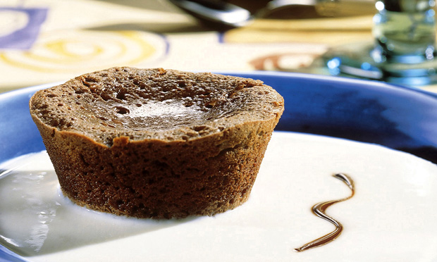 Forminha de chocolate com calda de iogurte Forminha de chocolate com calda de iogurte
