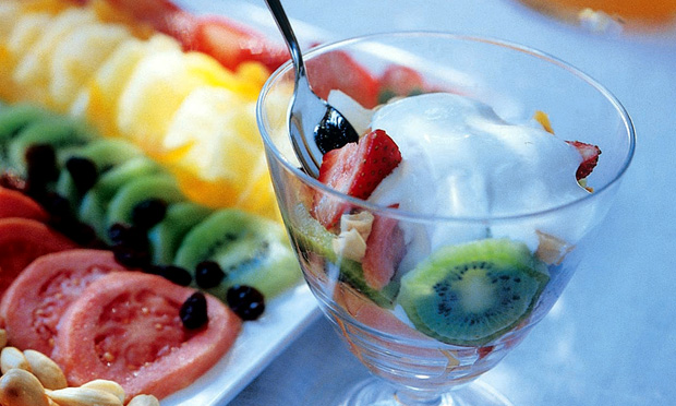 Frutas Frescas e secas com Molho de Iogurte