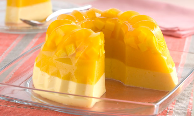 Gelatina de abacaxi com pedaços de manga Gelatina de abacaxi com pedaços de manga