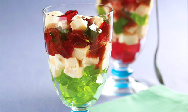 Gelatina colorida com geleia de morango