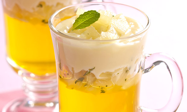 Gelatina de abacaxi e brigadeiro branco Gelatina de abacaxi e brigadeiro branco