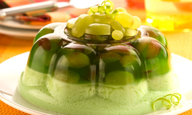 Gelatina de limão com pedaços de uva Gelatina de limão com pedaços de uva