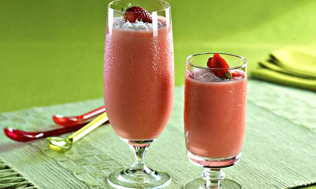 Gelatina de morango com leite de coco Gelatina de morango com leite de coco