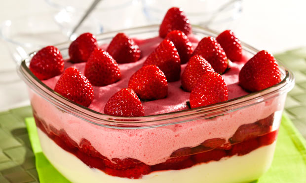 Gelatina surpresa com morango e leite condensado Gelatina surpresa com morango e leite condensado