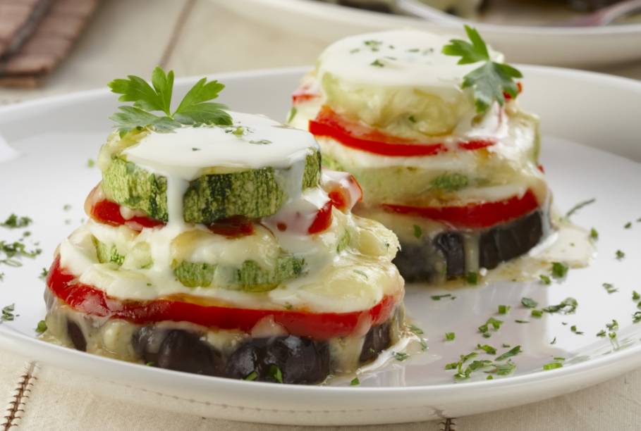 Legumes grelhados com queijos: é de dar água na boca