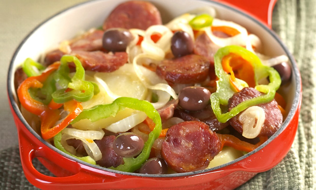 Linguiça com batata e pimentão: uma opção rápida e saborosa Linguiça com batata e pimentão: uma opção rápida e saborosa