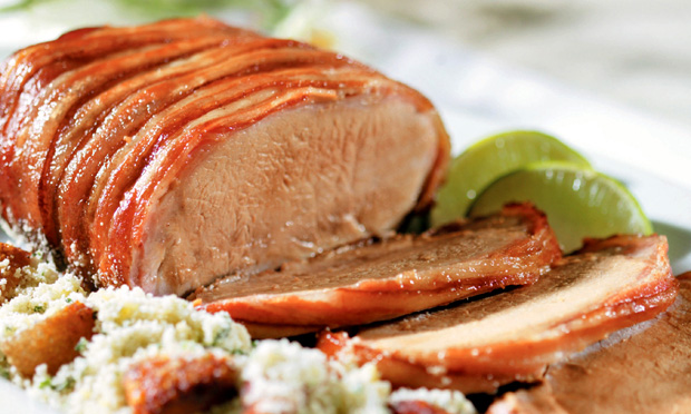 Lombo de porco com bacon e farofa Lombo de porco com bacon e farofa