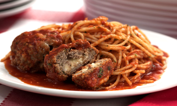 Macarrão da mama com polpetone recheado de queijo Macarrão da mama com polpetone recheado de queijo