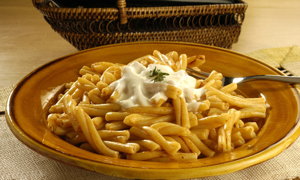 Macarrão com molho de iogurte e páprica Macarrão com molho de iogurte e páprica