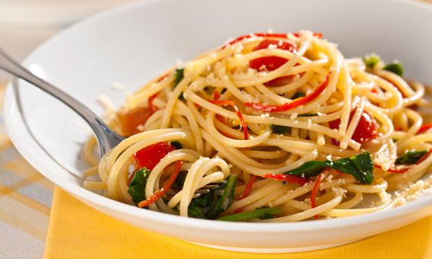 Macarrão picante com tomate-cereja e rúcula