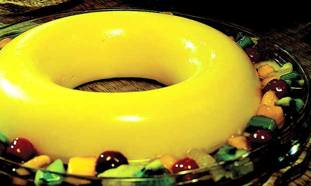 Manjar com frutas em calda Manjar com frutas em calda